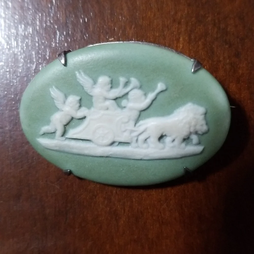Wedgwood Antique Jasperware Dip Green Brooch - Picture 8 of 9